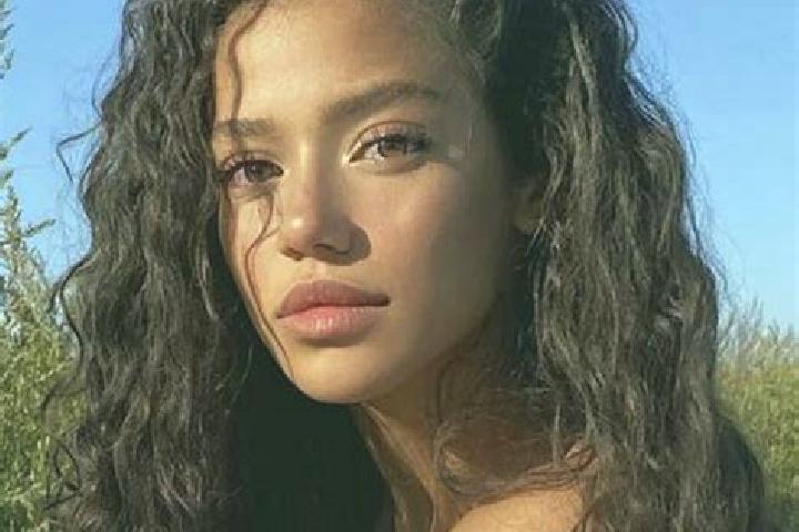 Hannah, 31, a auburn dark-eyed latina companion based in Budakeszi. Offering Deep French Kissing, A-Level, Overnight, Party Girl, Tantra. Available for incal...