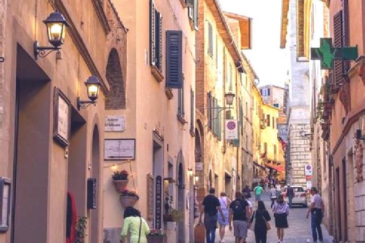 Hannah, 32 — Escort in Montepulciano, Italy