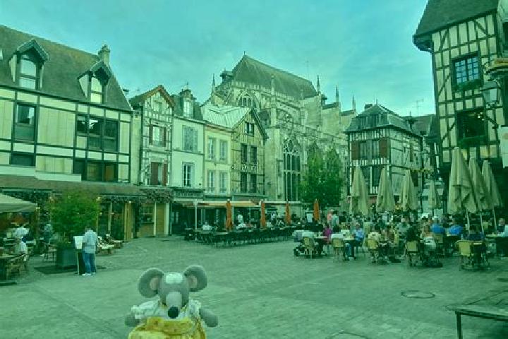 Hannah, 34 — Escort in Troyes, France