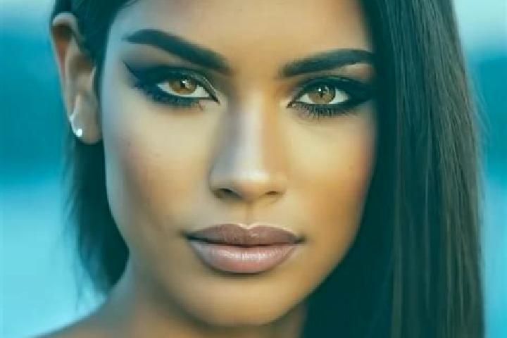 Hannah, 36, a dark blonde amber-eyed latina companion based in Sofia. Offering 69, A-Level, Duos. Available for incall and outcall, day and evening dates.