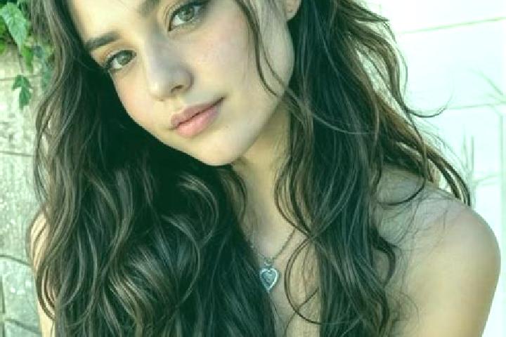 Harper, 20, a red hazel-eyed middle eastern companion based in Castro Alves. Offering BDSM, Erotic Massage, Prostate Massage, OWO, Striptease. Available for ...