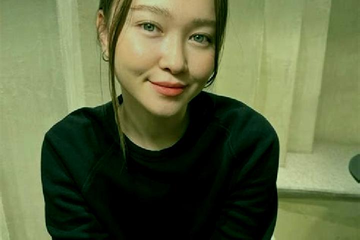 Harper, 25, a red blue-eyed asian companion based in Barra do Dande. Offering Fetish, OWO, Roleplay. Available for incall and outcall, day and evening dates.