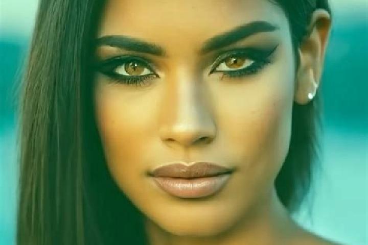 Harper, 29, a red green-eyed latina companion based in Zawidz. Offering Couples, A-Level, Domination. Available for incall and outcall, day and evening dates.