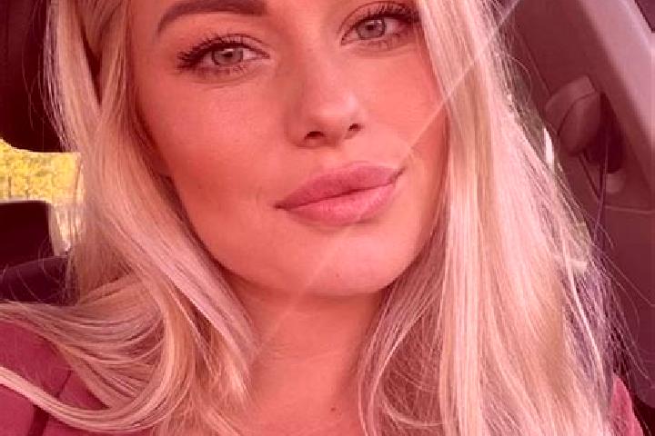 Harper, 33, a blonde hazel-eyed ebony companion based in Cicarlau. Offering Dinner Date, Overnight. Available for incall and outcall, day and evening dates.