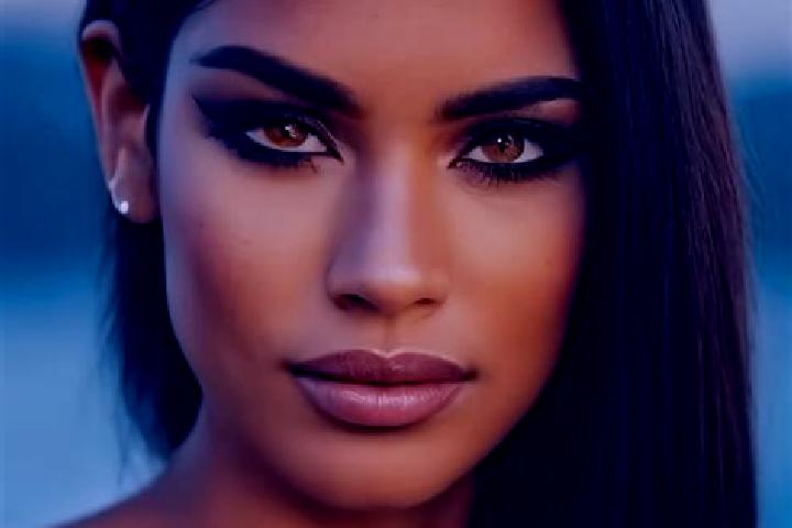 Hazel, 20, a black green-eyed latina companion based in Noida. Offering Dinner Date, A-Level. Available for incall and outcall, day and evening dates.
