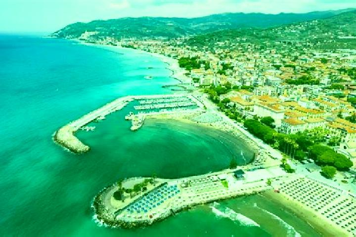 Hazel, 20 — Escort in Diano Castello, Italy