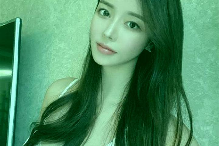 Hazel, 21 — Escort in Shiyuetian, China