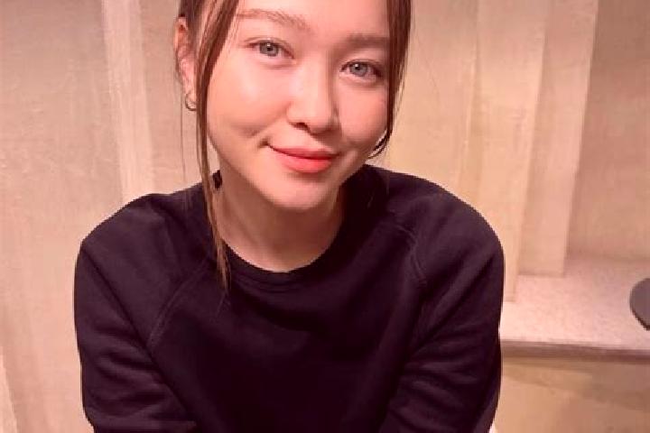 Hazel, 22, a brunette blue-eyed asian companion based in Kohlberg. Offering 69, Duos, Striptease. Available for incall and outcall, day and evening dates.