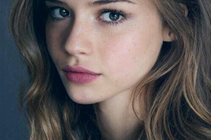 Hazel, 22, a chestnut green-eyed latina companion based in Estrees-Saint-Denis. Offering Deep French Kissing, Overnight, Party Girl, Duos. Available for inca...