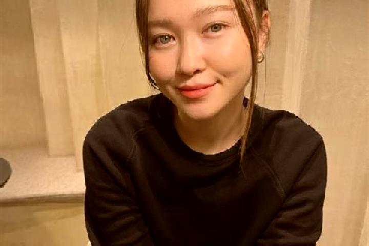 Hazel, 23, a black blue-eyed asian companion based in Campagnola Emilia. Offering Domination, Striptease, Tantra, Duos, Erotic Massage. Available for incall ...