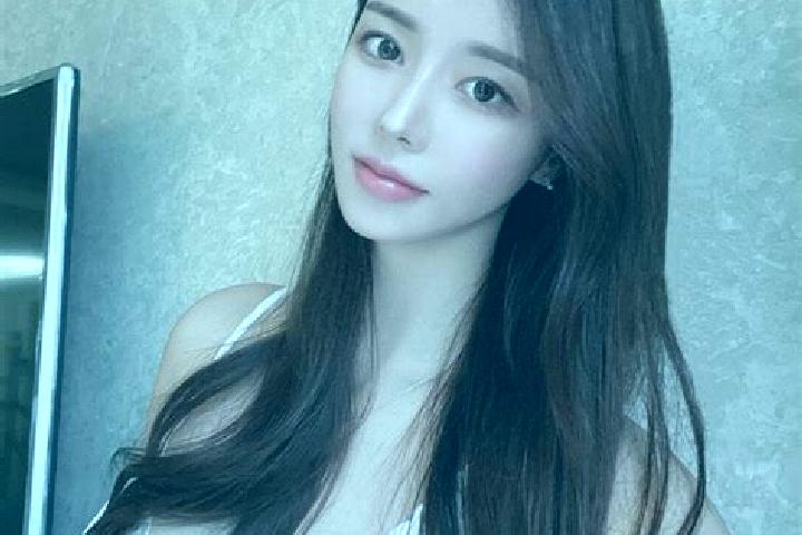 Hazel, 23 — Escort in Qinggou, China