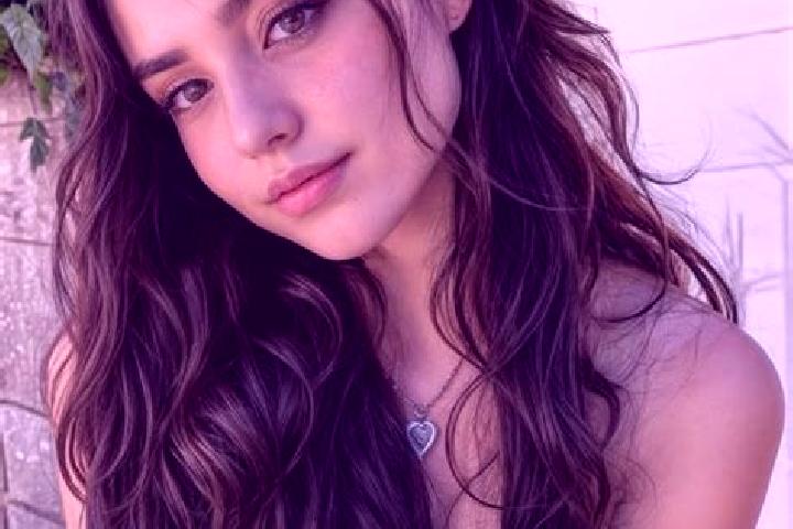 Hazel, 25, a auburn hazel-eyed slavic companion based in Safana. Offering Erotic Massage, Striptease, Dinner Date. Available for incall and outcall, overnigh...