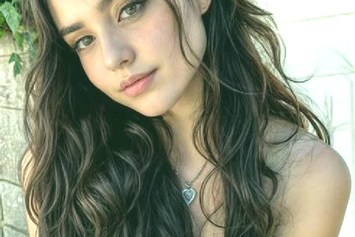 Hazel, 25, a brunette hazel-eyed caribbean companion based in Kolc. Offering GFE, Dinner Date, Roleplay. Available for incall and outcall, day and evening da...