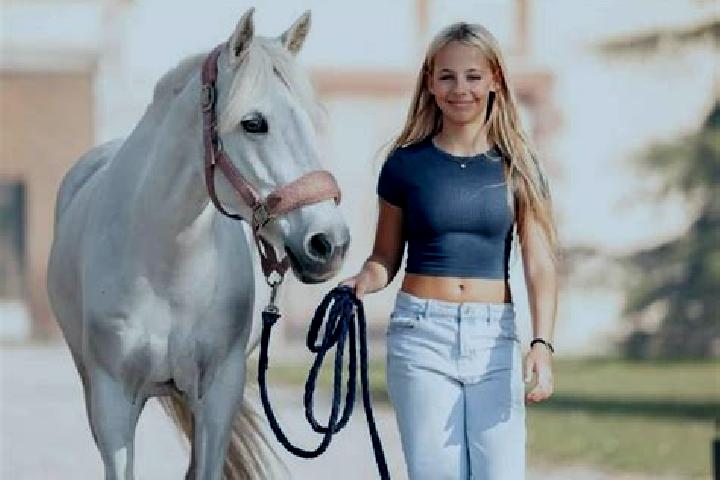 Hazel, 28 — Escort in Santa Giuletta, Italy