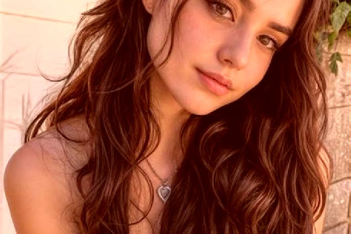 Hazel, 39, a auburn brown-eyed middle eastern companion based in Delvada. Offering Roleplay, Travel Companion, A-Level, Massage, Dinner Date. Available for i...