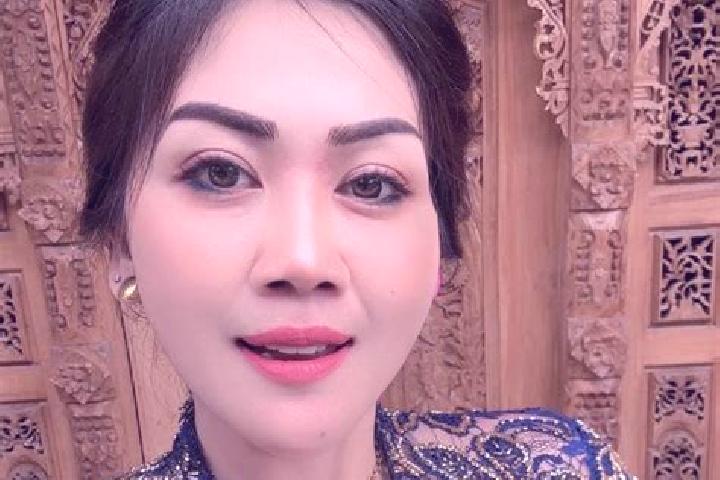 Iris, 20 — Escort in Pangkungparuk, Indonesia