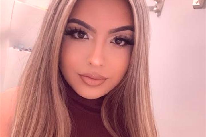 Iris, 21, a blonde amber-eyed latina companion based in Heias. Offering Erotic Massage, Dinner Date, CIM, 69. Available for incall and outcall, day and eveni...