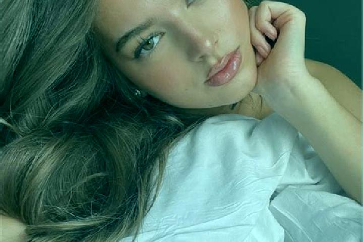 Iris, 21, a chestnut grey-eyed latina companion based in La Puebla. Offering Tantra, Deep French Kissing, Massage. Available for incall and outcall, overnigh...