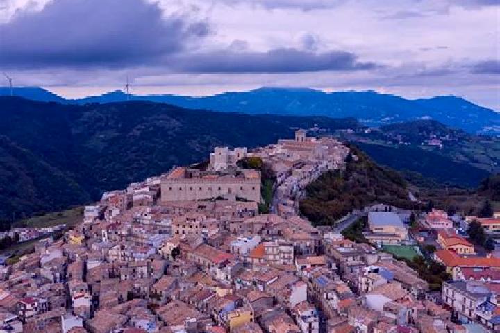 Iris, 22 — Escort in Montalbano Elicona, Italy