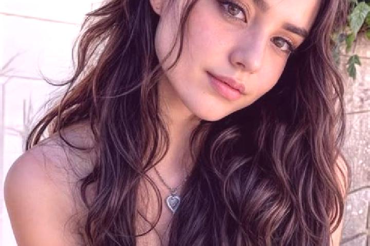 Iris, 23, a brunette hazel-eyed latina companion based in Klietz. Offering 69, Duos, Tantra. Available for incall and outcall, day and evening dates.