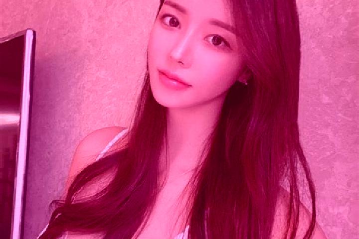Iris, 23 — Escort in Xilinji, China
