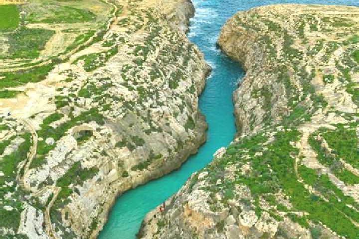 Iris, 24 — Escort in Ghasri, Malta