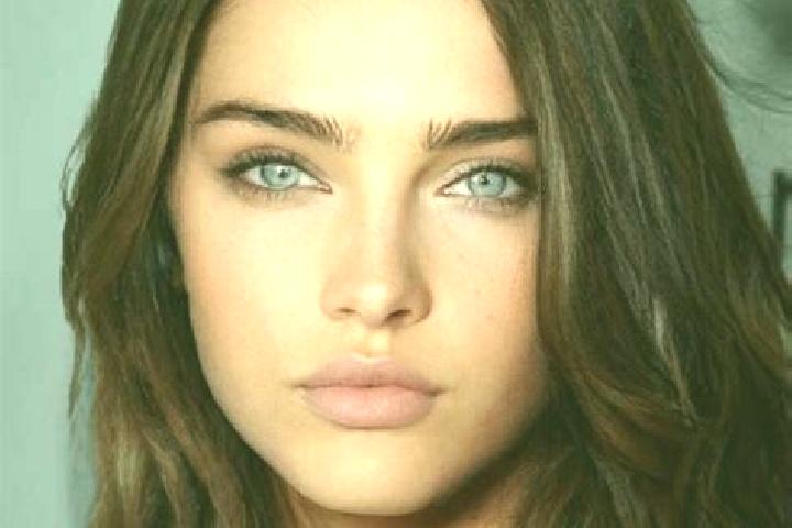 Iris, 25, a brunette green-eyed mixed companion based in Unhost. Offering Duos, BDSM, Fetish. Available for incall and outcall, day and evening dates.