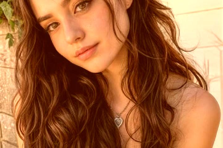 Iris, 25, a brunette hazel-eyed mixed companion based in Cidreag. Offering Prostate Massage, GFE, Erotic Massage, Girlfriend Experience. Available for incall...