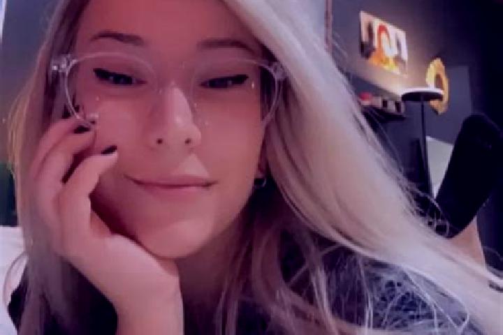 Iris, 25, a dark blonde green-eyed mixed companion based in San Jose Guelatova de Diaz. Offering Tantra, Dinner Date, Roleplay, A-Level, Couples. Available f...