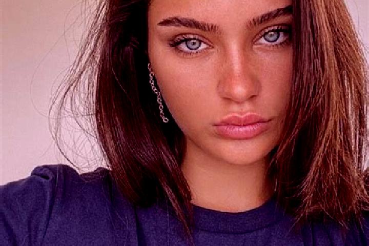 Iris, 26, a brunette dark-eyed caribbean companion based in Goundi. Offering Massage, Duos, Erotic Massage. Available for incall and outcall, day and evening...