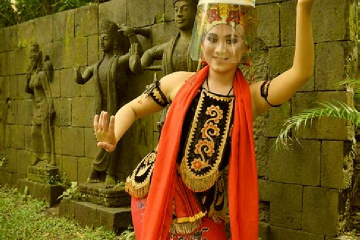 Iris, 28 — Escort in Tamansari Krajan, Indonesia
