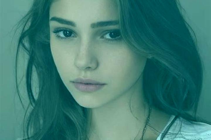 Iris, 29, a chestnut grey-eyed slavic companion based in Sezela. Offering CIM, GFE. Available for incall and outcall, overnight bookings available.