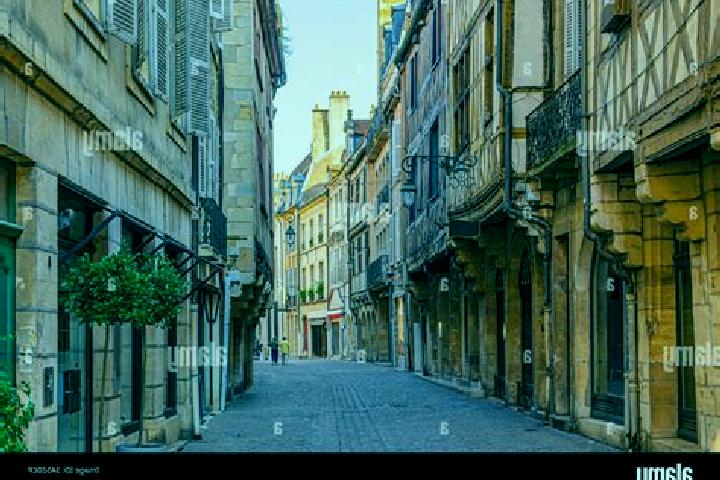 Iris, 29 — Escort in Vieille Ville, France