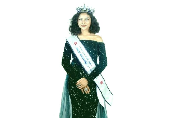 Iris, 32 — Escort in Pal, India