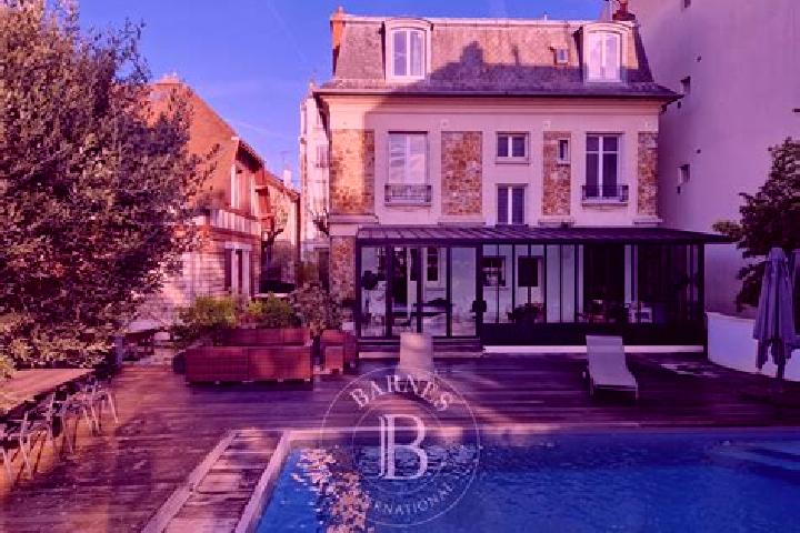 Iris, 33 — Escort in Enghien-les-Bains, France