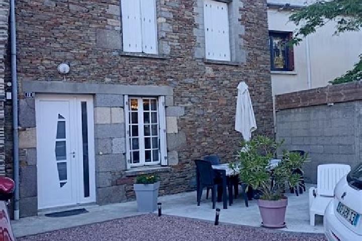 Iris, 33 — Escort in Pleugueneuc, France