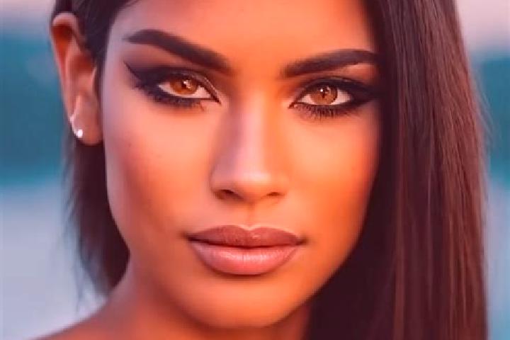 Iris, 39, a red grey-eyed latina companion based in Genelle. Offering Dinner Date, GFE, 69. Available for incall and outcall, day and evening dates.