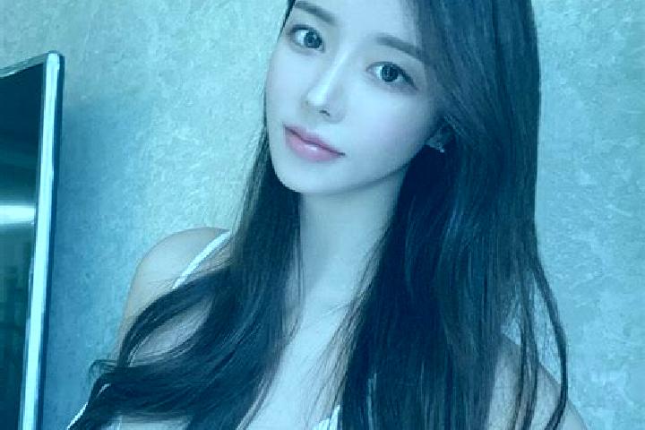Isabella, 22 — Escort in Qingshiling, China