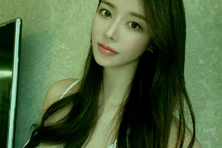 Isabella, 24 — Escort in Huangying, China