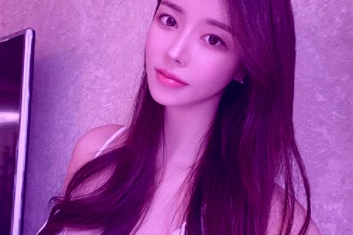 Isabella, 24 — Escort in Linzhai, China