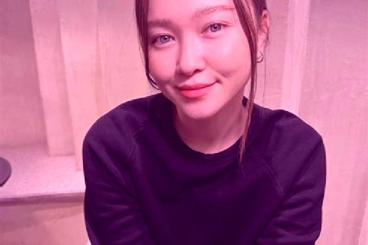 Isabella, 25, a auburn blue-eyed asian companion based in Pluak Daeng. Offering Tantra, Massage, Travel Companion, GFE, Roleplay. Available for incall and ou...