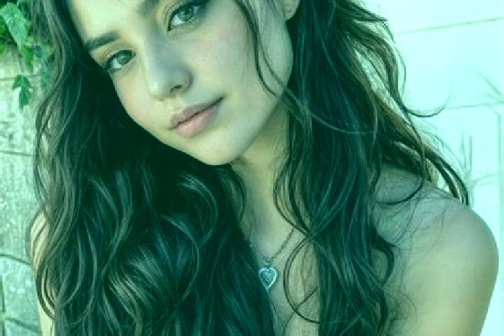 Isabella, 31, a auburn hazel-eyed middle eastern companion based in Eastborough. Offering Girlfriend Experience, Dinner Date, Domination. Available for incal...