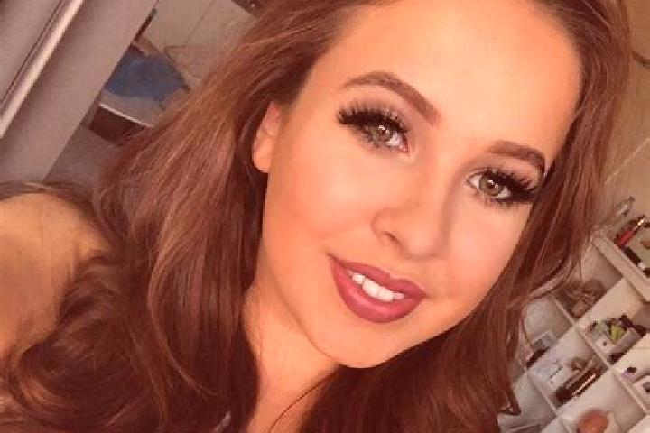 Isabella, 34, a red grey-eyed european companion based in Clion. Offering Striptease, CIM, Party Girl, Couples. Available for incall and outcall, overnight b...