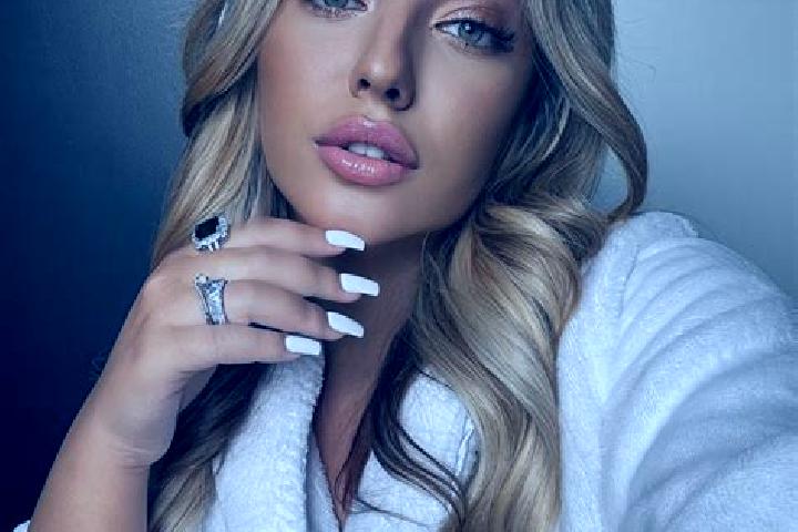 Ivy, 20, a blonde amber-eyed latina companion based in Holzen. Offering Couples, Massage, Domination. Available for incall and outcall, day and evening dates.