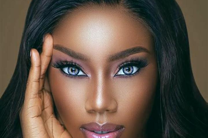 Ivy, 29, a auburn blue-eyed ebony companion based in Blaye. Offering Fetish, Erotic Massage. Available for incall and outcall, day and evening dates.