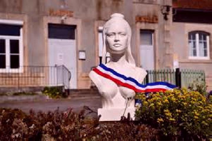 Ivy, 30 — Escort in Courtry, France