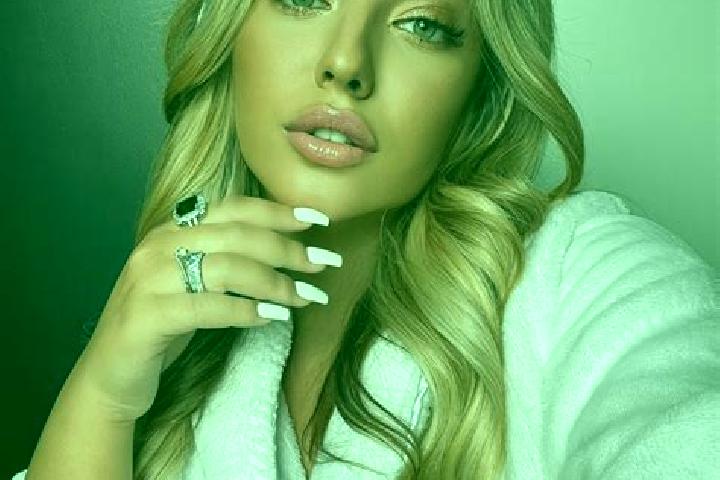 Ivy, 36, a blonde amber-eyed latina companion based in Findik. Offering Duos, OWO, Couples. Available for incall and outcall, day and evening dates.