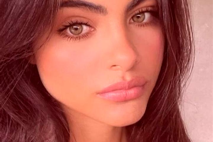 Jade, 23, a brunette green-eyed middle eastern companion based in Rodewisch. Offering Massage, Dinner Date, Striptease. Available for incall and outcall, day...