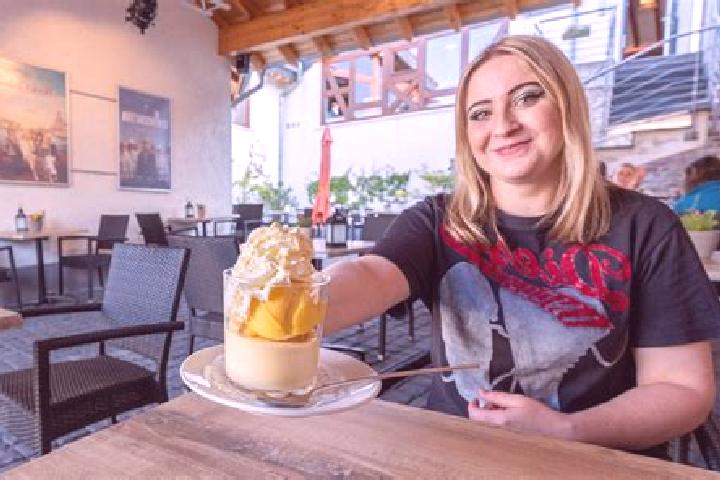 Jade, 23 — Escort in Adendorf, Germany