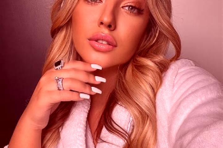 Jade, 23 — Escort in Davideni, Romania